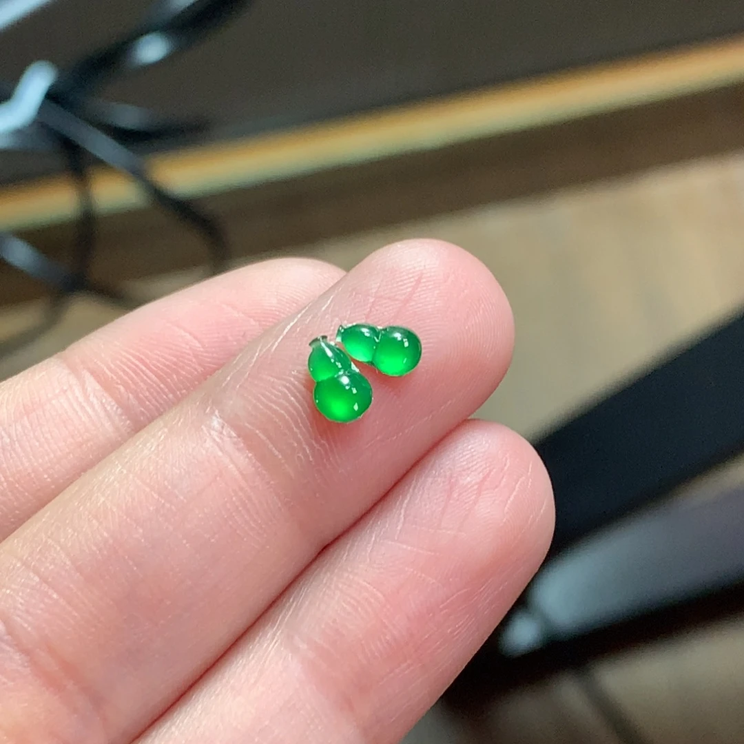 翡翠未镶嵌颈饰冰阳绿葫芦