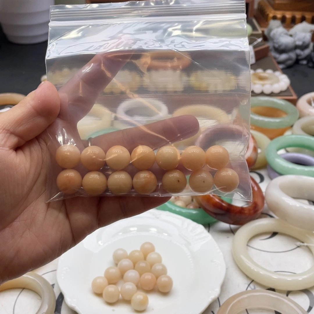 小****石英岩玉未镶嵌手镯