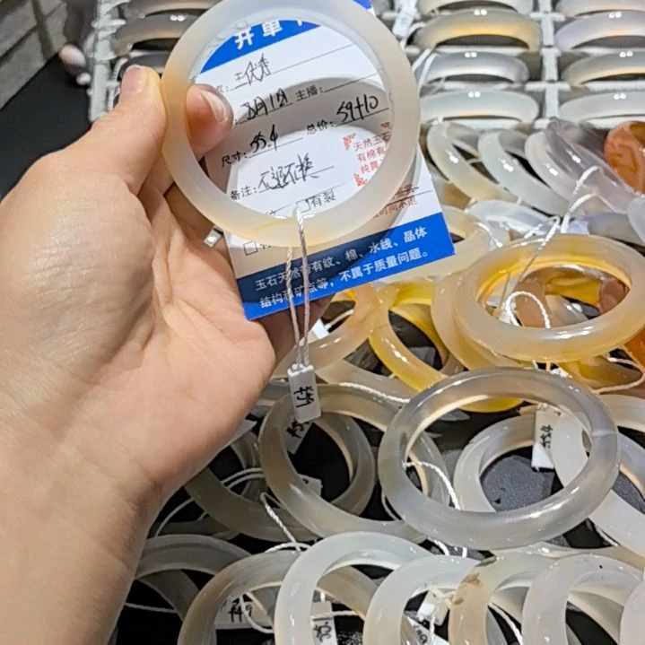 王***！玛瑙/玉髓手镯未镶嵌
