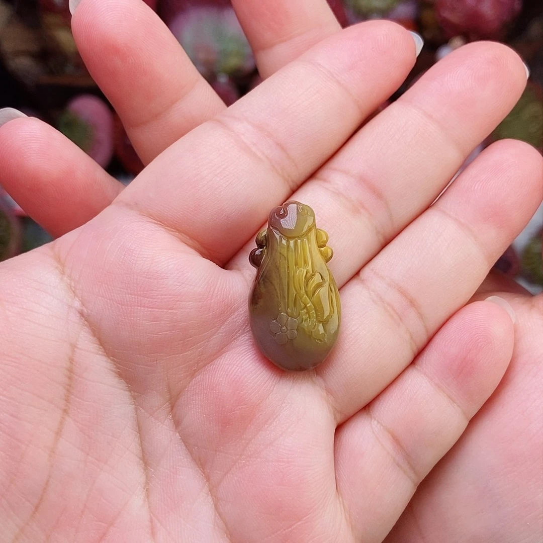 颈饰未镶嵌石英质玉（盐源）