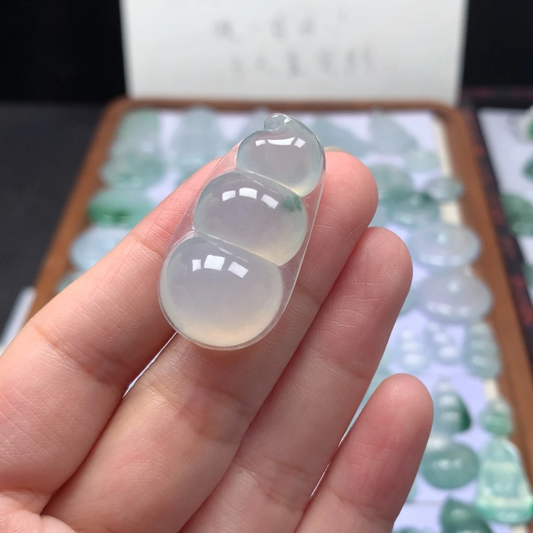 颈饰未镶嵌翡翠冰种飘花大福豆