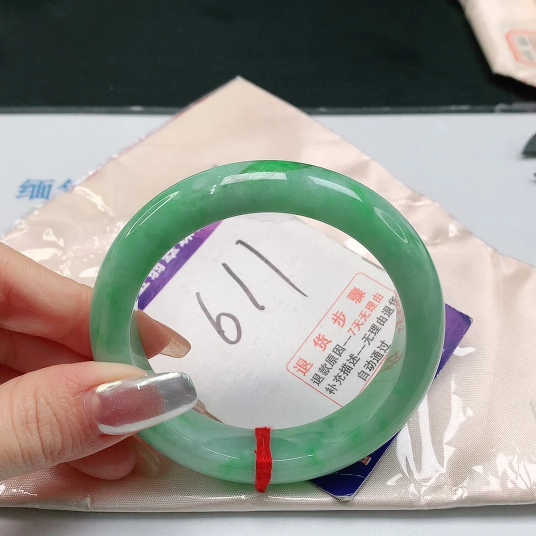 翡翠手镯未镶嵌翡翠手镯