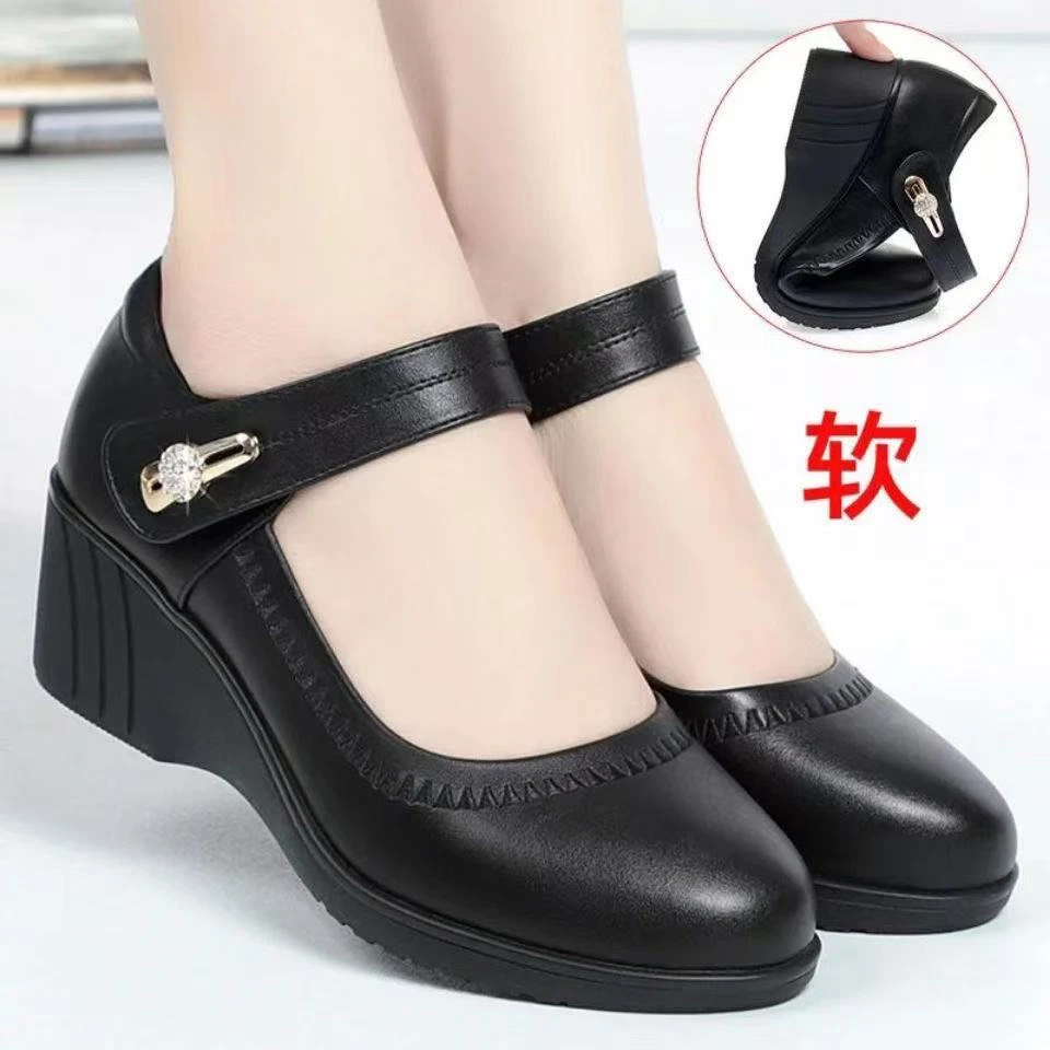 新款真软皮女鞋坡跟单鞋软底一字带妈妈鞋舒适中老年女皮鞋