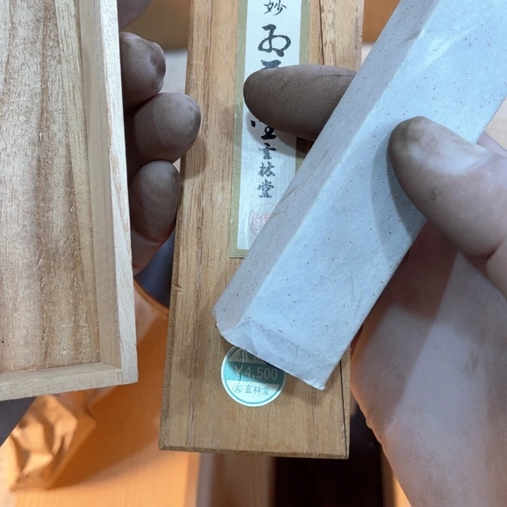 左**货新亿阁祝福大家新年快乐