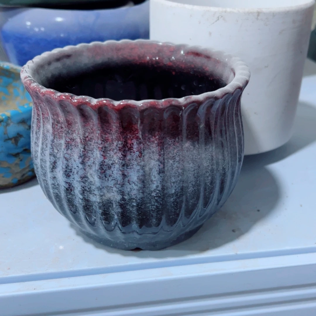 有孔，陶瓷花盆满10米包邮发货。微瑕介意慎拍