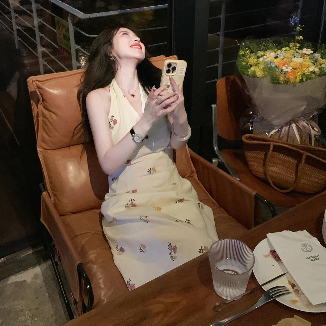 海边度假挂脖碎花连衣裙夏季2025新款法式巨好看收腰绝美长裙4114