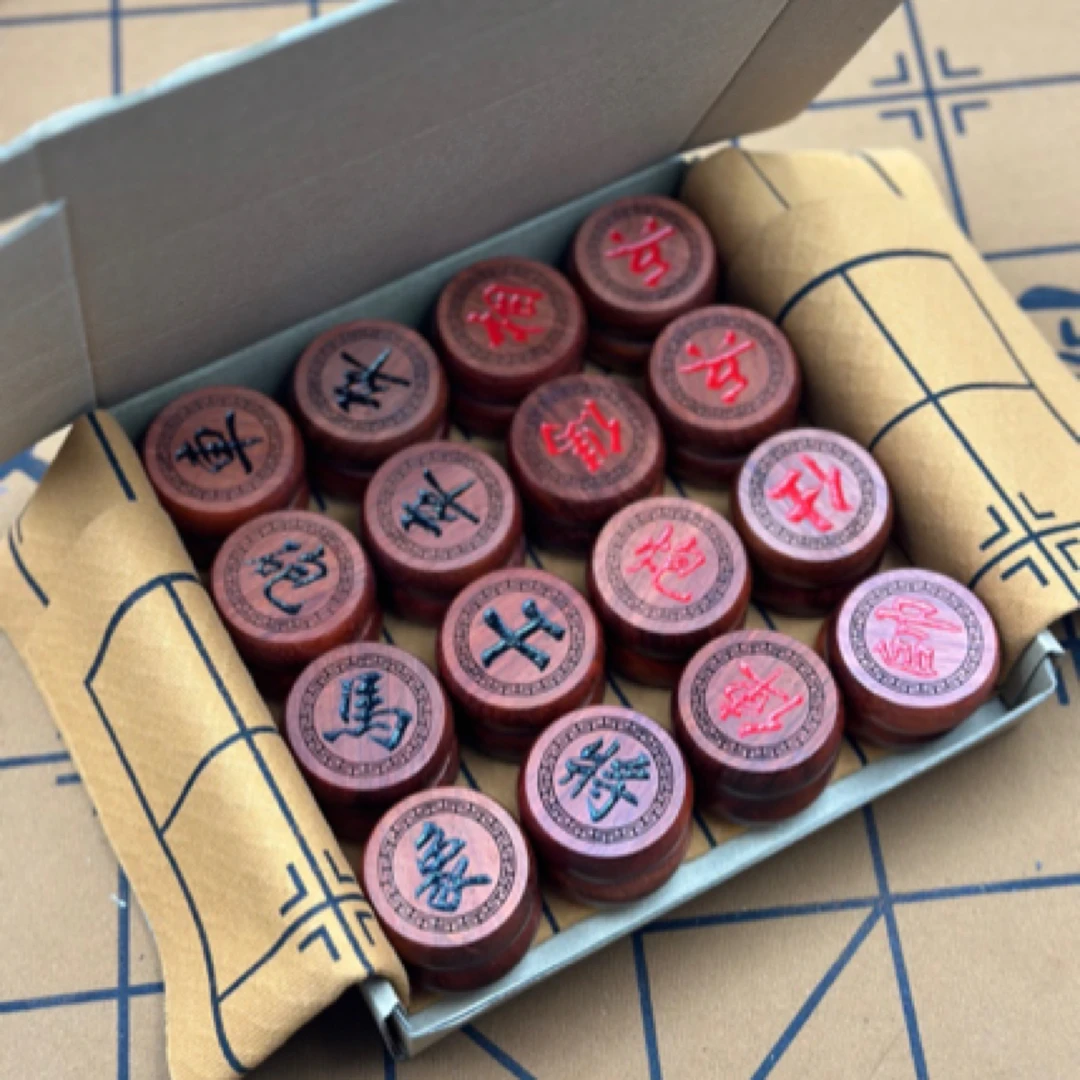 【红花梨4.8阴雕红黑带回纹纸盒装】非洲紫檀木象棋红木中国象棋