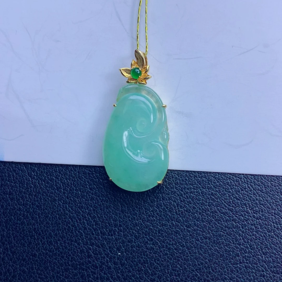 翡翠未镶嵌颈饰如意