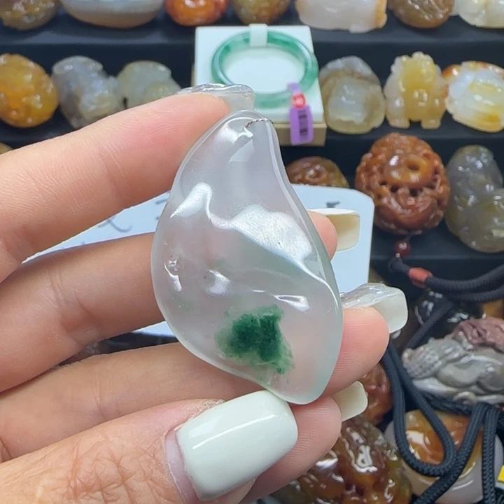 石英质玉合金吊坠