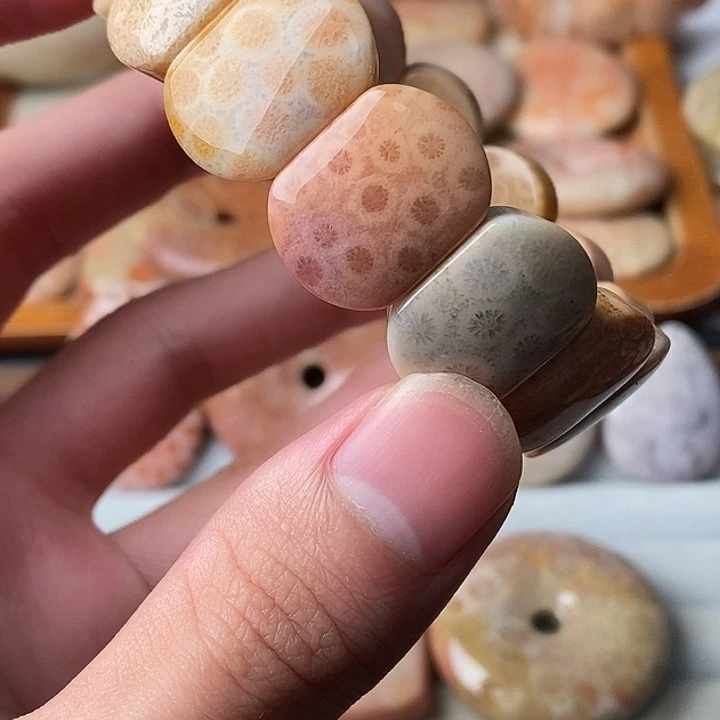 祝***响硅化玉未镶嵌颈饰