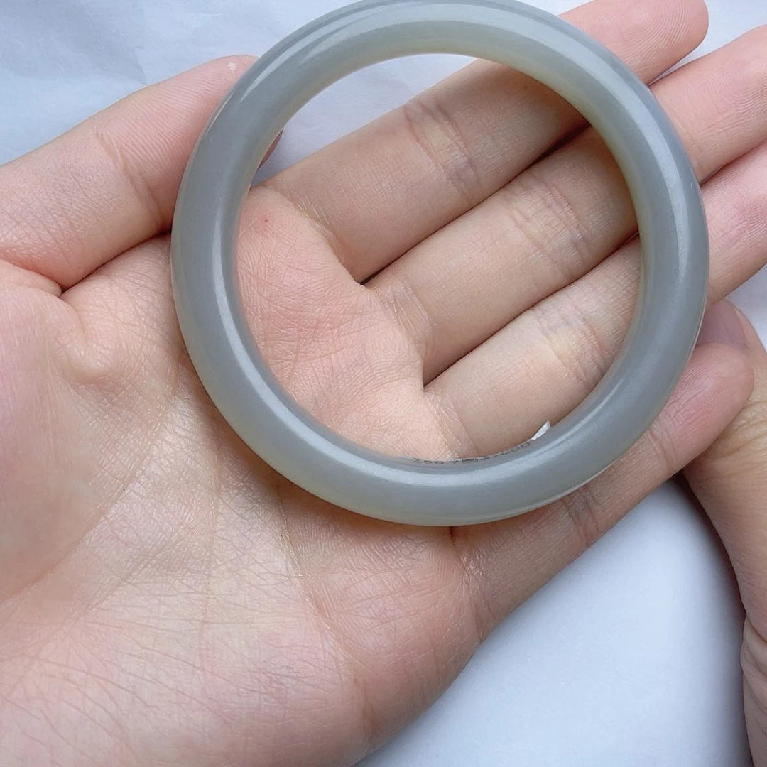 和田玉手镯56 57圈口。kk未镶嵌