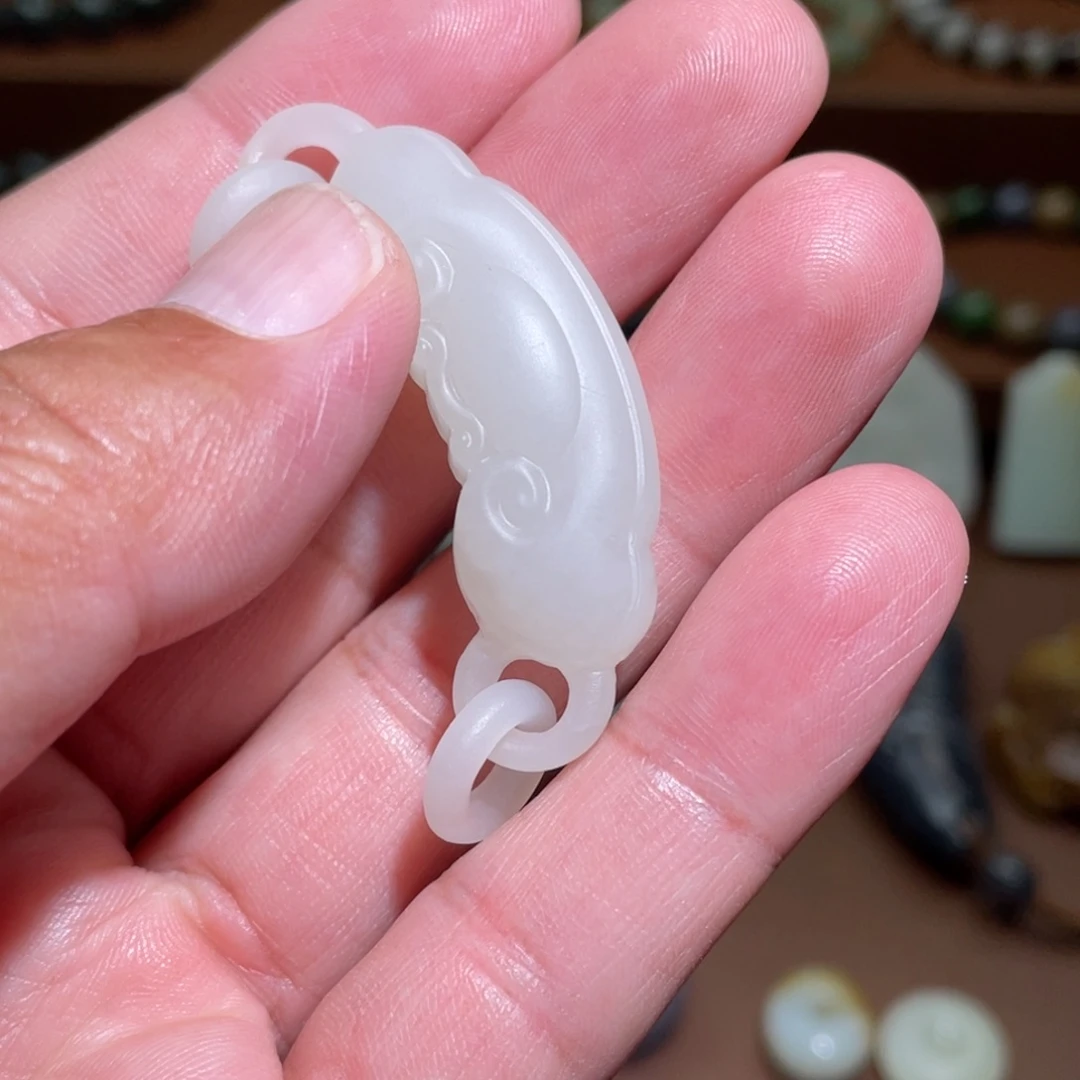 三***的颈饰未镶嵌和田玉