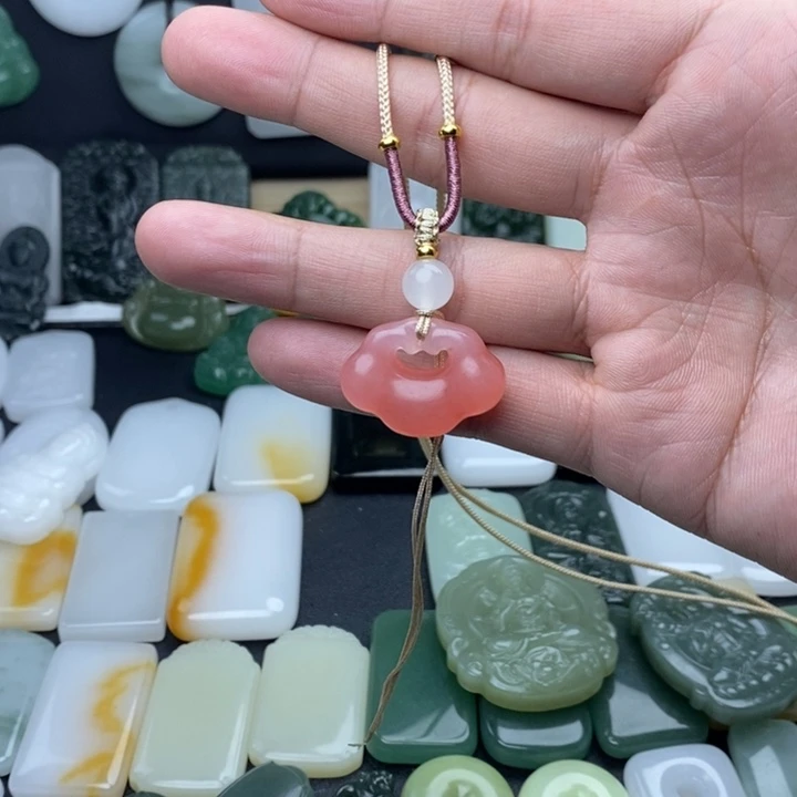 夏***凉石英质玉（金丝玉）未镶嵌颈饰