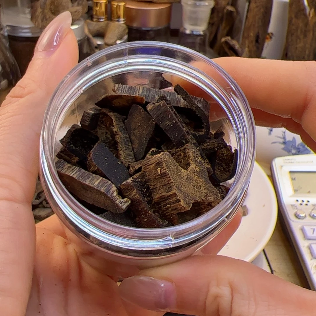 沉香木摆件贵****司奇楠沉香莺歌绿车珠碎料31克