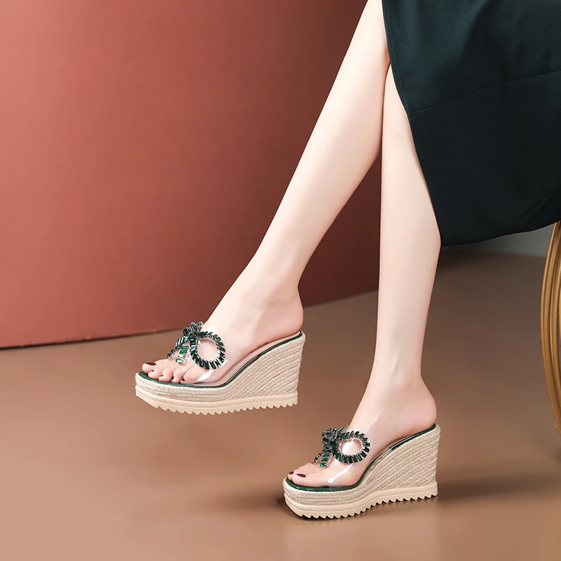 9.5cm气质坡跟凉拖鞋2025新款水钻蝴蝶结透明厚底高跟拖鞋时尚