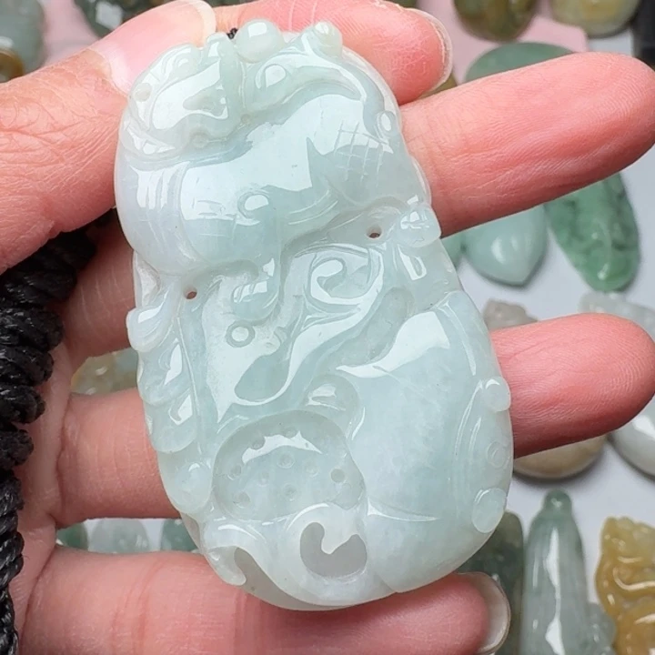 翡翠未镶嵌颈饰貔貅