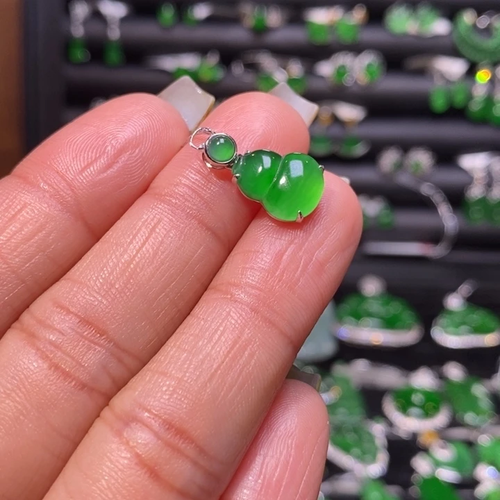 翡翠颈饰18K金镶嵌葫芦吊坠