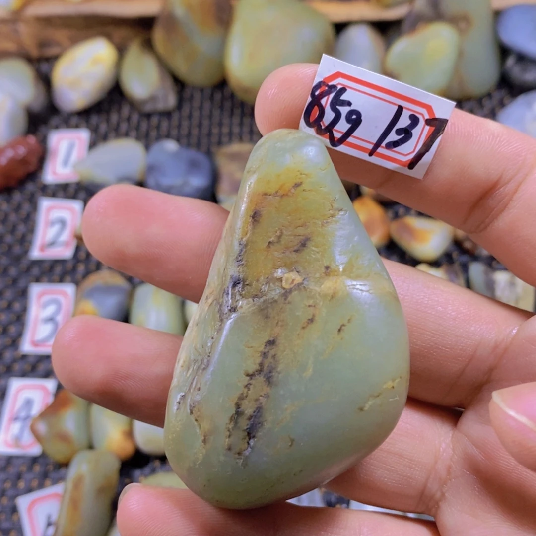 颈饰未镶嵌和田玉（糖玉）