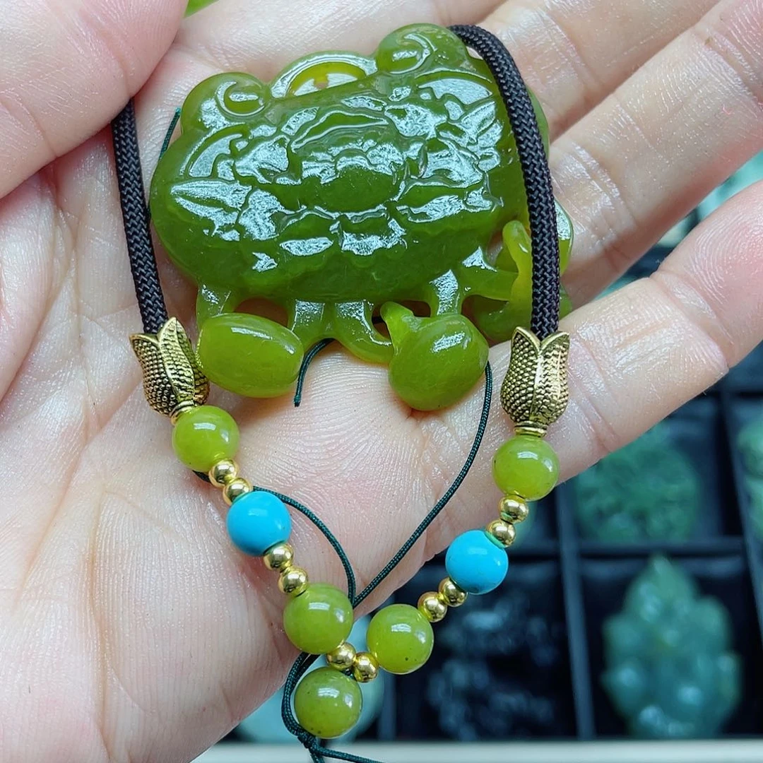 蛇纹石玉未镶嵌颈饰