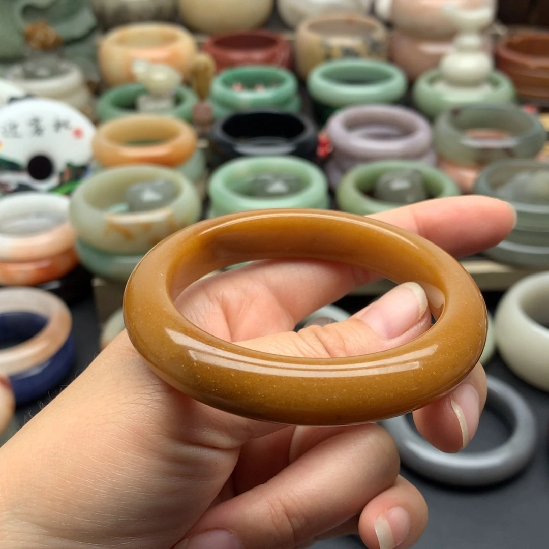 小***候石英质玉（佘太翠）手镯未镶嵌