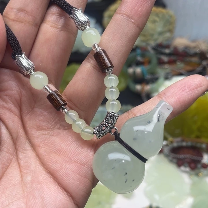 蛇纹石玉未镶嵌颈饰