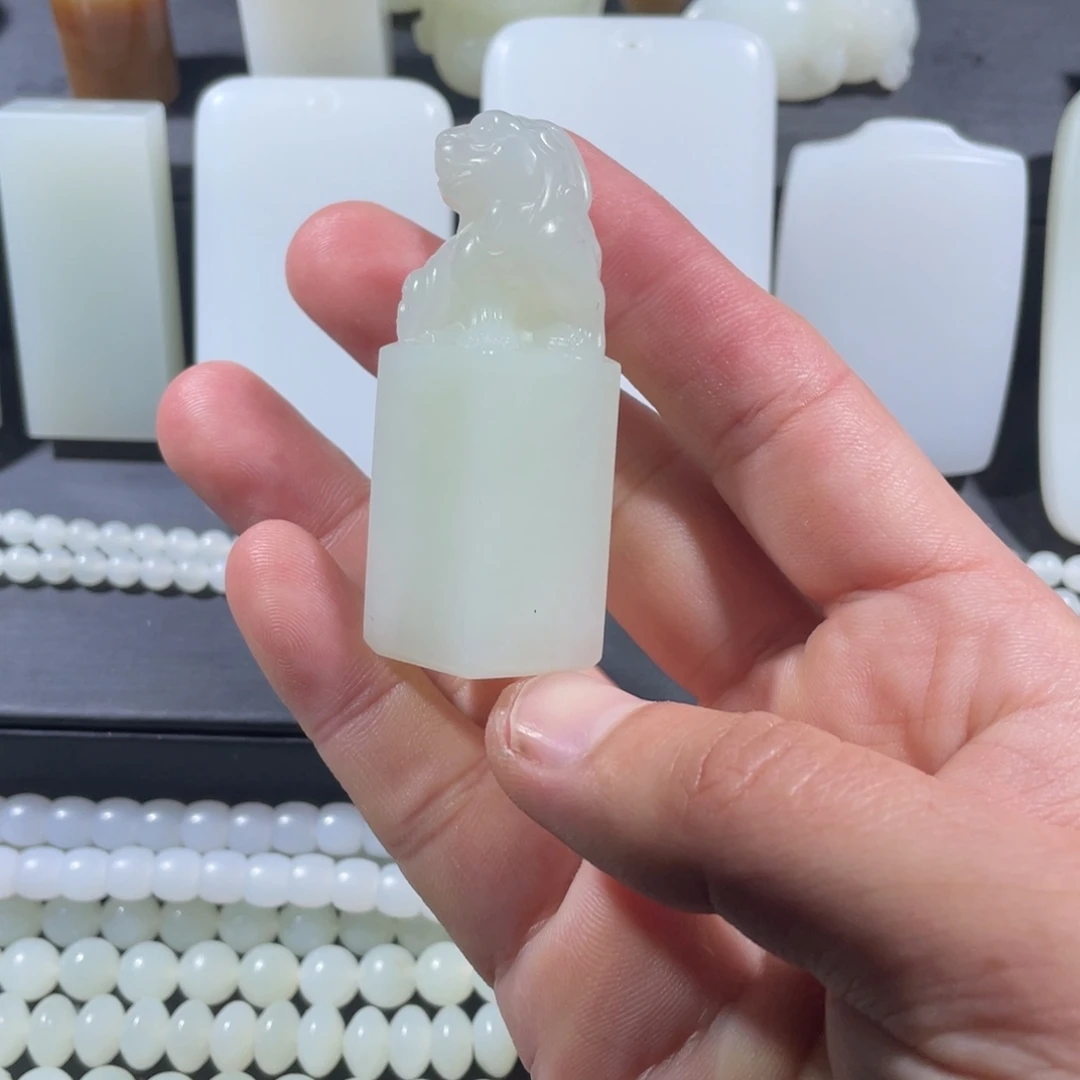 和田玉未镶嵌颈饰印章