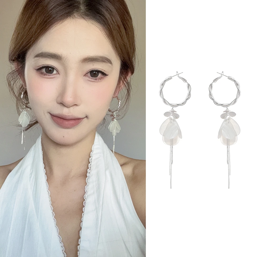 oushipei/欧诗佩 铜合金亚克力耳饰 气质轻奢仿贝壳花瓣流苏耳环