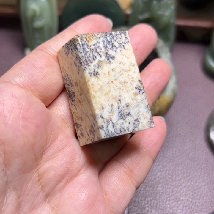 颈饰未镶嵌岫岩河磨玉（透闪石质玉）