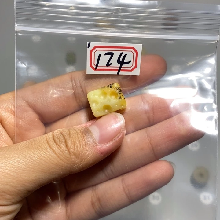 蛇纹石玉颈饰未镶嵌牛***冰