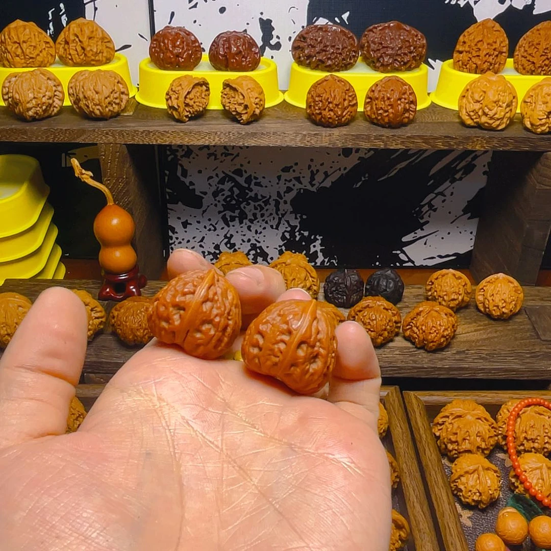 桃心小手捻红皮球子