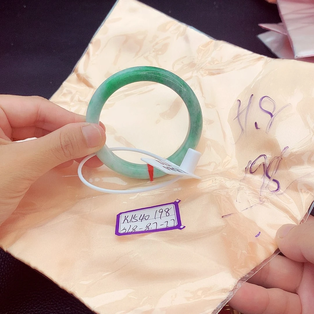 翡翠手镯未镶嵌翡翠