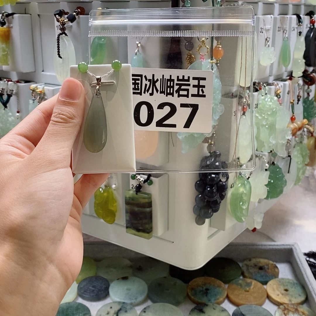 ****蛇纹石玉未镶嵌颈饰