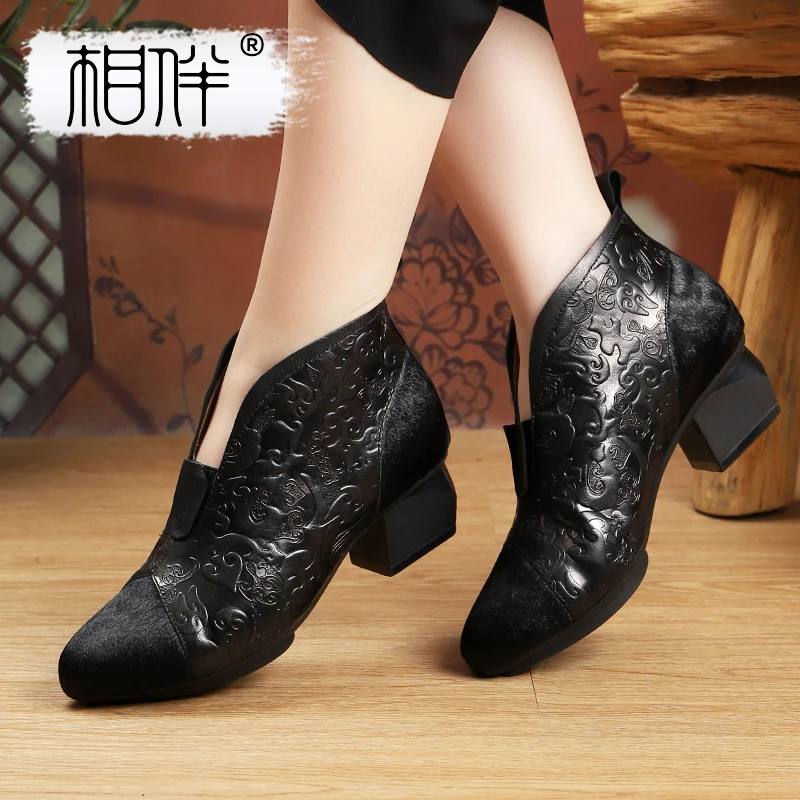相伴真皮女士短靴复古中年妈妈鞋暗雕秋冬粗跟国风中跟靴子53295
