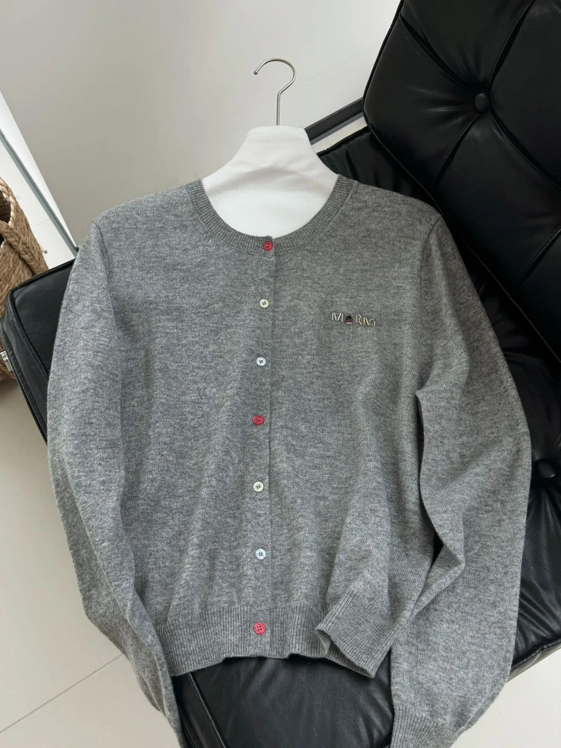 9942 设计师款彩色纽扣山羊绒混纺针织钉珠正肩圆领毛衣开衫女