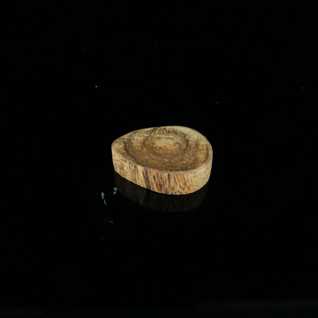 B5605 马泥涝树心软油沉香吊坠 2.4x1.58x0.74cm 1.3g