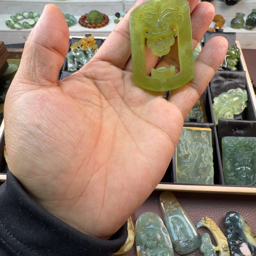 蛇纹石玉未镶嵌颈饰