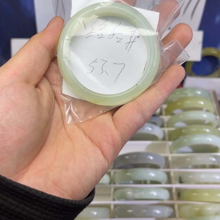 蛇纹石玉手镯未镶嵌给****孩