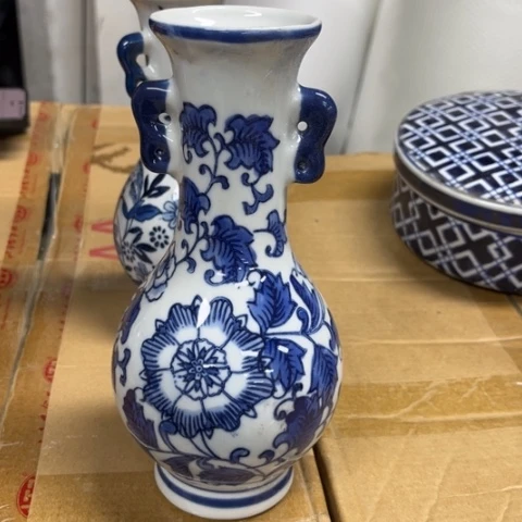 瓷片瑕疵陶瓶。。。。。。。。。。。。。。。。