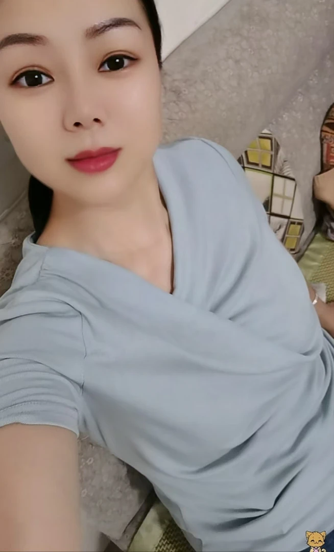 韩系甜妹斜肩领 温柔短袖女衫 夏季褶皱显瘦 纯色上衣～