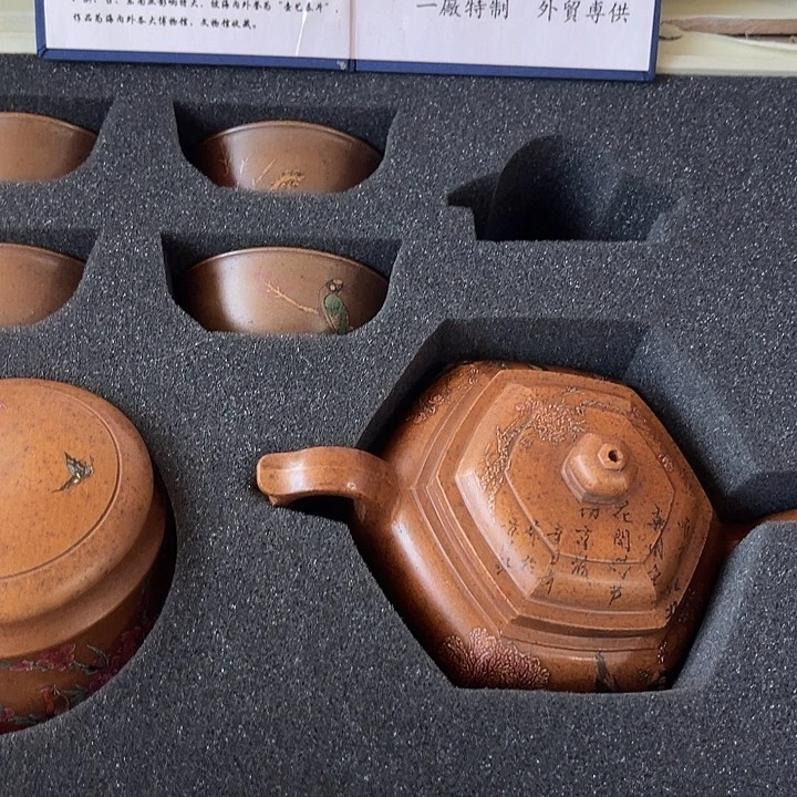 茶壶紫砂原矿泥料手工制作的一把紫砂壶。