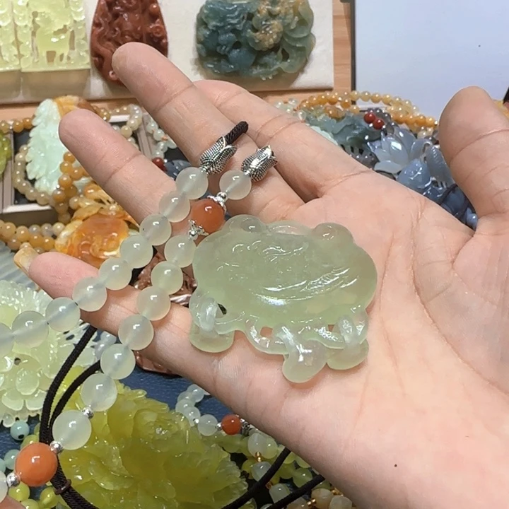 合金蛇纹石玉吊坠