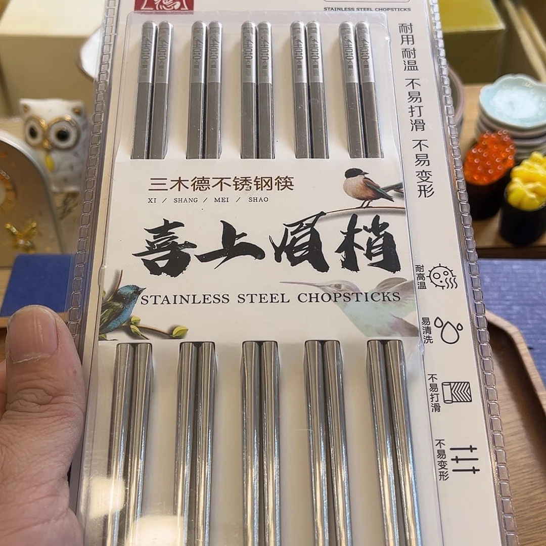 盖碗在家门口吃着烤肠喝