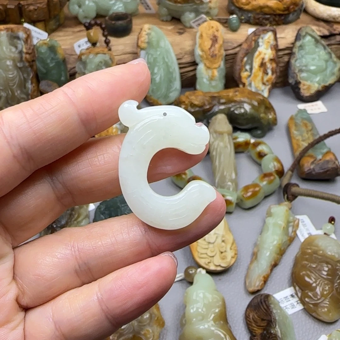 岫岩老玉（透闪石质玉）未镶嵌珠宝奇石