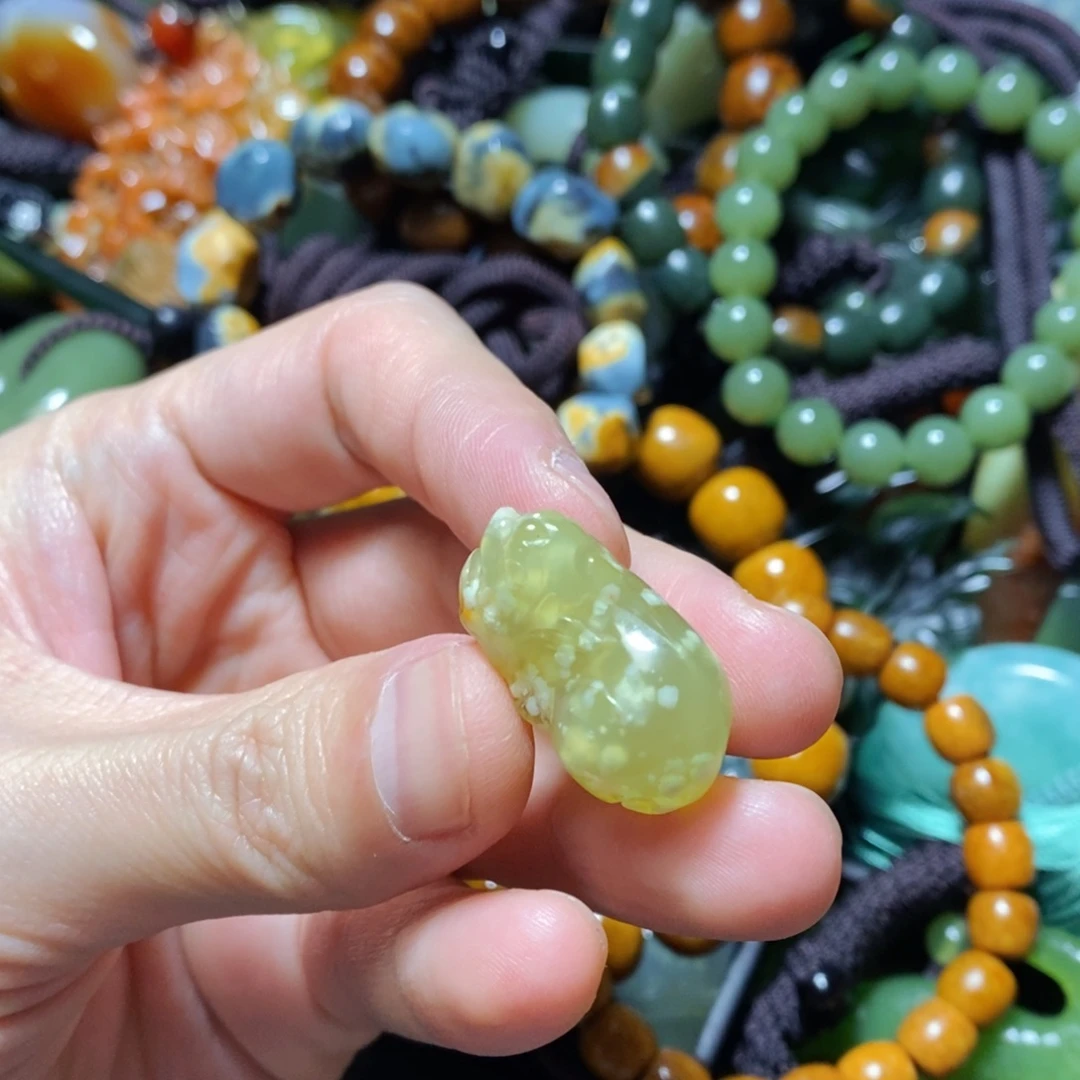 蛇纹石玉未镶嵌颈饰