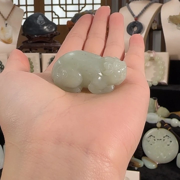 颈饰未镶嵌和田玉且末貔貅手把件37g