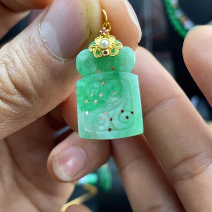 翡翠颈饰未镶嵌吊坠