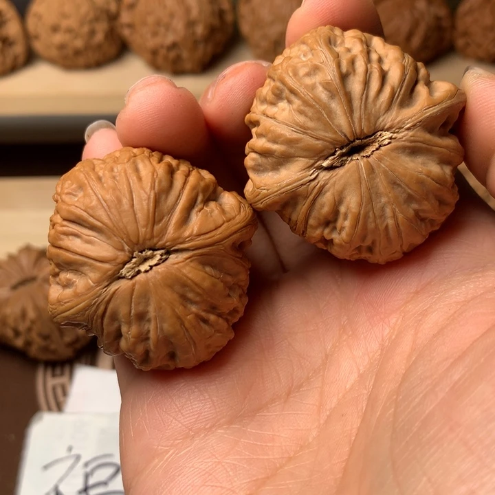 文玩核桃吊坠p****。铁锤