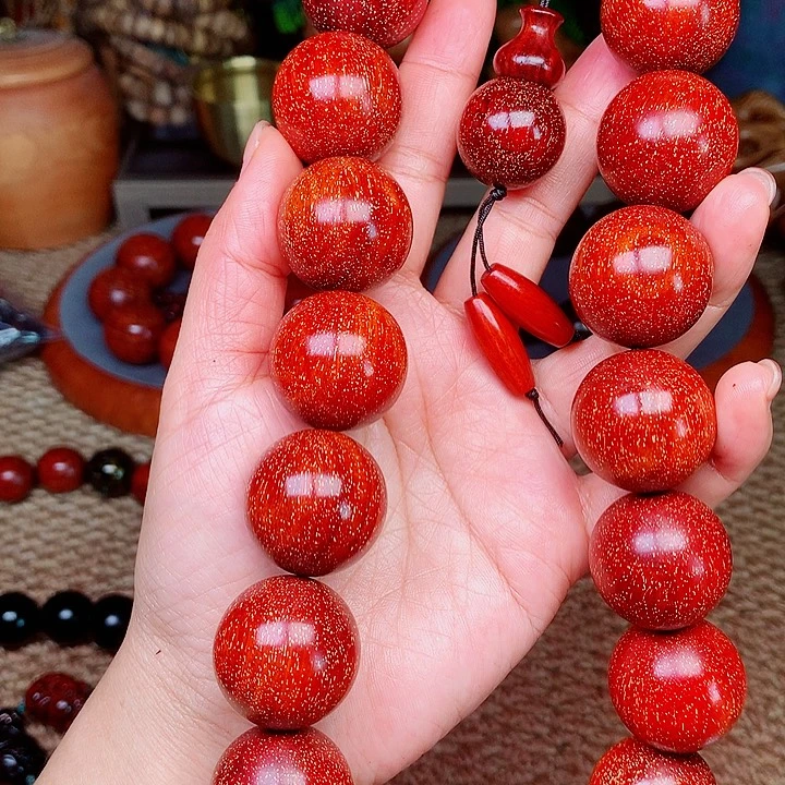 檀香紫檀（小叶紫檀）桃2:5手持红