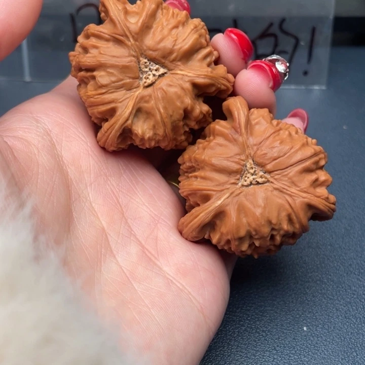 通***锅文玩核桃吊坠白狮子