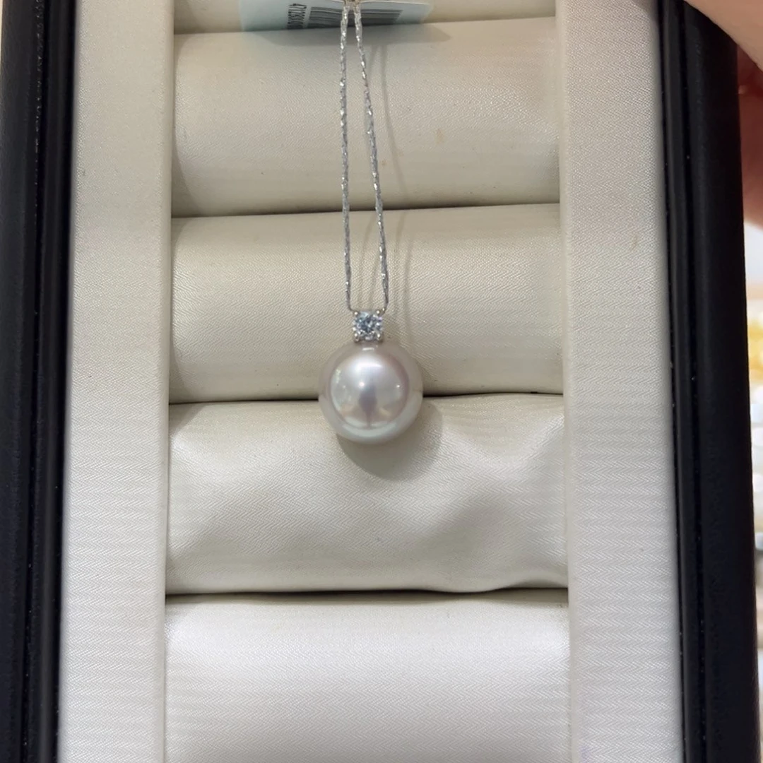 18K金镶嵌海水珍珠上新澳白宝石光王妃吊坠10-11mm